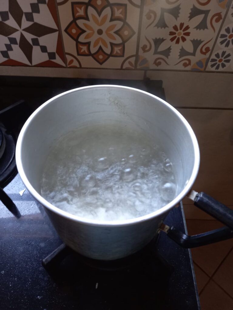 Dexiar a água ferver.